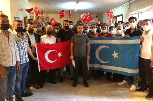 giyim, adam, insan, kişi, şahıs, ayakkabı içeren bir resim
Açıklama otomatik olarak oluşturuldu